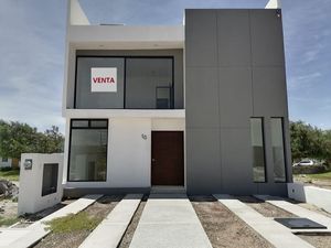 En Venta Casa en Cañadas del Arroyo, 4ta Recamara en PB, Jardín, Roof, Lujo !