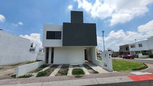 Se Vende Casa en Juriquilla San Isidro, Estudio o 4ta Recamara en PB con Baño