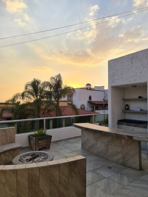 Hermosa Residencia en LOMA DORADA, Super Céntrica, 4 Niveles !