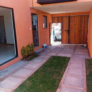 Linda Casa en Villas de Santiago, 3 Niveles, Gran Ubicación, de Oportunidad !!