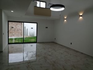 Se Vende Casa en Lomas de Juriquilla, 4 Habitaciones, Roof Garden, Doble Altura