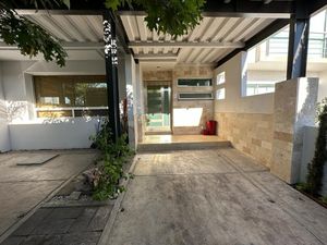 Se Vende Casa en El Refugio, Jardín, 3 Recamaras, Estudio, Pórtico Grande