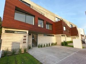 Se Vende Casa en Colinas de Juriquilla, DOBLE ALTURA, Gran Jardín, Lujo