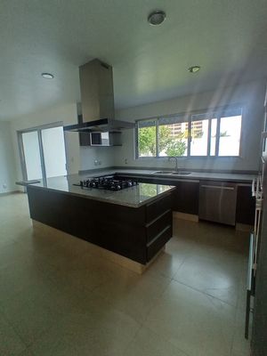 Se Vende Residencia en Cumbres del Lago, Gran Jardín, 3 Recamaras, Cto de Serv