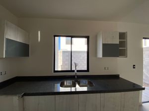 En Venta Casa en Sonterra, 3 Recamaras, Jardín, Estacionamiento Techado, Lujo