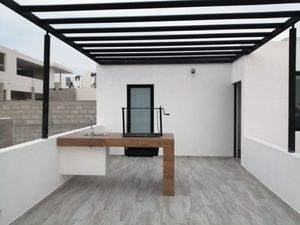 Se Vende Casa en Lomas de Juriquilla, 4 Habitaciones, Roof Garden, Doble Altura