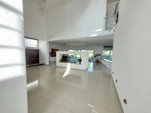 Hermosa Residencia en El Campanario, Alberca Techada,  5 Habitaciones, 7 Autos..