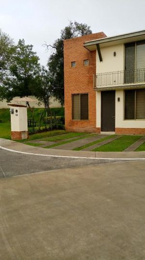 Se Vende Casa en Puerta de Piedra, Equipada, Jardín, 3 Recamaras, Alberca