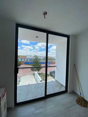 Preciosa Casa en Ciudad Maderas, 4 Recamaras, una en PB, Doble Altura, Jardín..