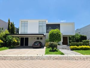 Residencia en El Campanario, Dobles Alturas, Gran Jardín, 4 Habitaciones..