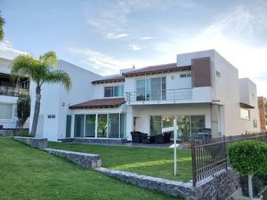 Hermosa Residencia en El Campanario, Alberca Techada,  5 Habitaciones, 7 Autos..