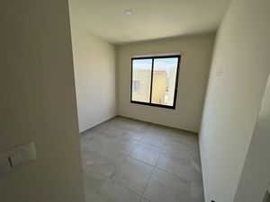 Se Renta Casa en Capital Sur, Para ESTRENAR! 3 Recamras, Pasillo LATERAL