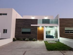 Se Vende Casa en Cañadas del Arroyo, 3 Recamaras, 2 en PB, 1 en PA, 3.5 Baños !!