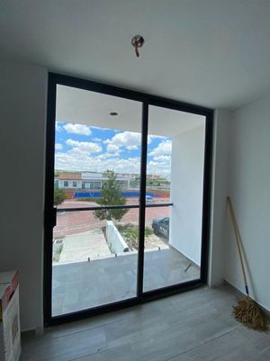 Hermosa Casa en Ciudad Maderas, 4 Recamaras, una en PB, Doble Altura, Jardín..