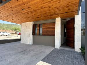 Casas en Venta en Campanario Norte, 3 Recamaras, 4.5 Baños, Bar, Lujo..