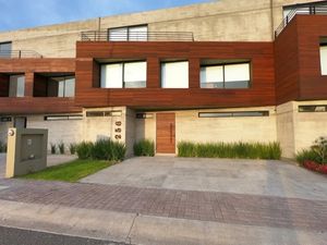 Se Vende Casa en Colinas de Juriquilla, DOBLE ALTURA, Gran Jardín, Lujo