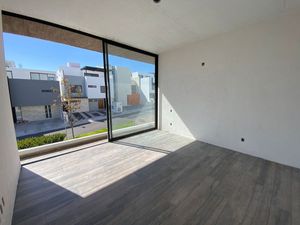 Hermosa Residencia en Zibata, 4 Recamaras, Sótano, 4 Autos Techados, LUJO !!