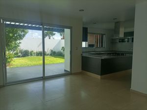 Se Vende Residencia en Cumbres del Lago, Gran Jardín, 3 Recamaras, Cto de Serv