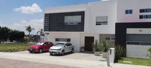 Se Vende Casa en Cañadas del Arroyo, 3.5 Baños, Family Room, T.244 m2, C.226 m2