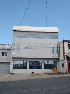 Las Granjas, edificio 3 niveles para oficinas con estacionamiento