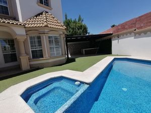 Lomas del valle casa en dos plantas con recamara en planta baja y alberca