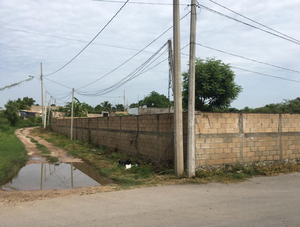 esquina  de 1044 m2, bardeado con portón, ideal encierro de camiones