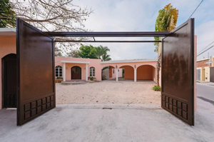Casa en venta de 1 planta en esquina con amplio terreno en Chichi Suarez, Merida