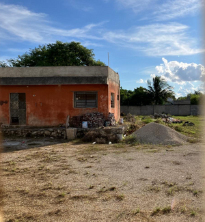 A 300 mts. del periférico, luz, servicios,  a espaldas del Sport Bowl,