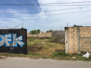 esquina  de 1044 m2, bardeado con portón, ideal encierro de camiones