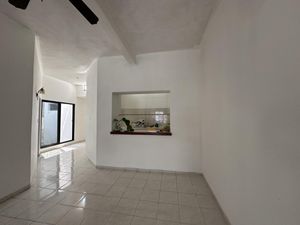 casa en venta en el centro de la ciudad- un piso- funcional y habitable (piscina