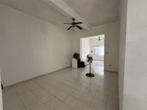 casa en venta en el centro de la ciudad- un piso- funcional y habitable (piscina