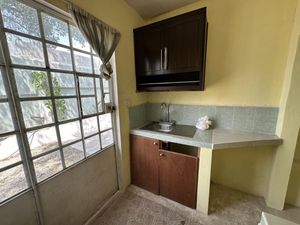 casa en venta en el centro de la ciudad- un piso- funcional y habitable (piscina