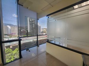 Oficina en Renta en edificio moderno con 3 lugares de estacionamiento