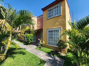 Casa en clúster en cerrada, con alberca, palapa y estacionamiento en La Campiña.