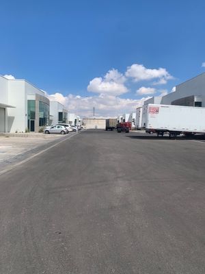 BODEGA EN VENTA junto Autopista Qro-Mex con andene autonivelable y rampa