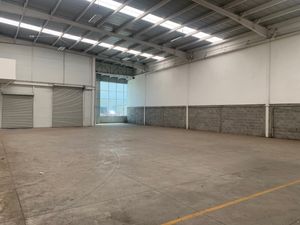 BODEGA EN RENTA junto Autopista Qro-Mex con andene autonivelable y rampa