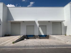 BODEGA EN RENTA junto Autopista Qro-Mex con andene autonivelable y rampa