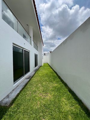 Hermosa casa  Fracc Zibatá, privada biznaga