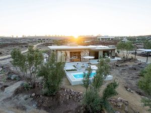 HERMOSA CASA NUEVA CON ALBERCA EN VALLE DE GUADALUPE