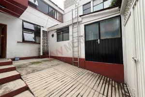 CASA EN VENTA EN LA COLONIA AMPLIACIÓN ALPES CON JARDÍN Y TERRAZA