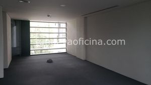 Renta oficina de 400m2 en edificio inteligente, corporativo en Montes Urales