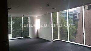 Renta oficina de 400m2 en edificio inteligente, corporativo en Montes Urales