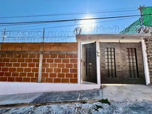 Casa con Bungalow Independiente en Privada con Portón Eléctrico