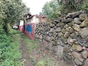 SE VENDE CASA ANTIGUA EN  HUECORIO, CERCA DEL LAGO A 5 MIN DE PATZCUARO