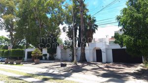 Casa en venta en Jurica Campestre, frente al colegio Kennedy