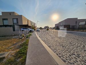 Terreno en condominio con amenidades. Lomas del Campanario Norte