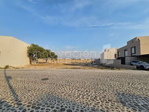 Terreno en condominio con amenidades. Lomas del Campanario Norte