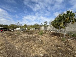 TERRENO AMPLIO CERCA DE LA POCHOTA  DENTRO DE FRACCIONAMIENTO PRIVADO