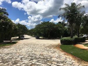 TERRENO FRENTE AL CAMPO DENTRO DE PRIVADA EN EL YUCATAN COUNTRY CLUB