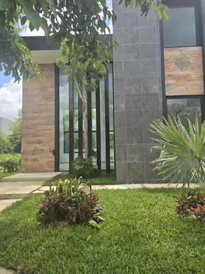 CASA EN PRIVADA CON AMENIDADES DENTRO DEL YUCATÁN COUNTRY CLUB